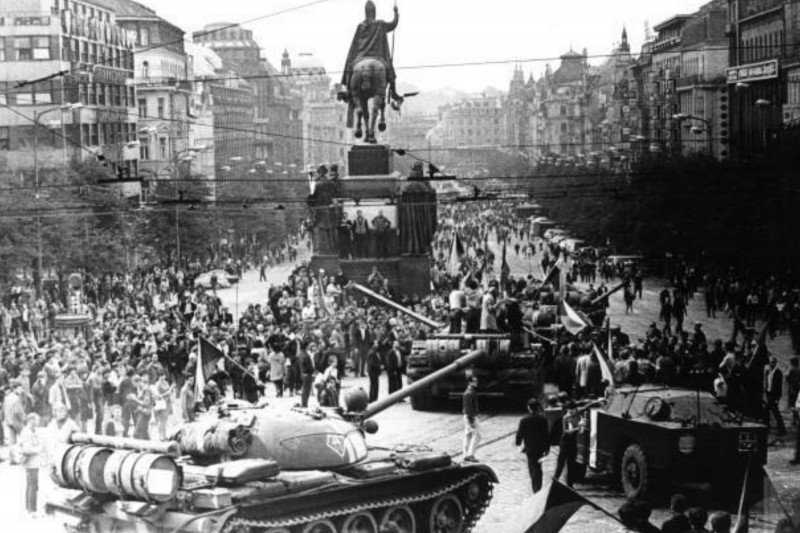 Oružane snage Varšavskog pakta ulaze i okupiaju Čehoslovačku. Dubček sa saradnicima biva zarobljen i specijalnim letom odveden u Moskvu